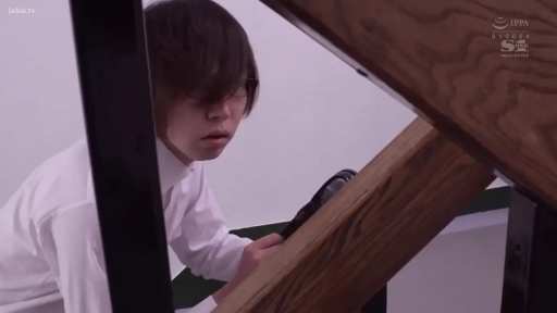 遮挡 · 面部 · 专注 · 蹲姿 · 楼梯 · 衬衫 · 摄像机 · 偷窥