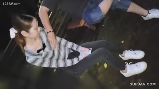 坐姿 · 手机 · 模糊 · 情侣 · 灰色长裤 · 俯视全景 · 户外路边 · 肢体互动