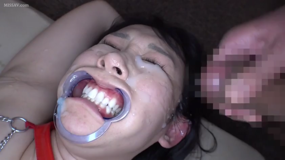 室内 · 仰卧 · 面部特写 · 颜射 · 铁链 · 红色内衣 · 扩口器 · 痛苦扭曲