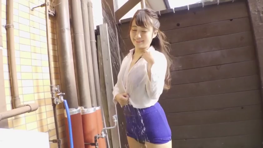 站立 · 中景 · 紫色短裤 · 湿身 · 微笑 · 户外 · 水管 · 撩起衣摆