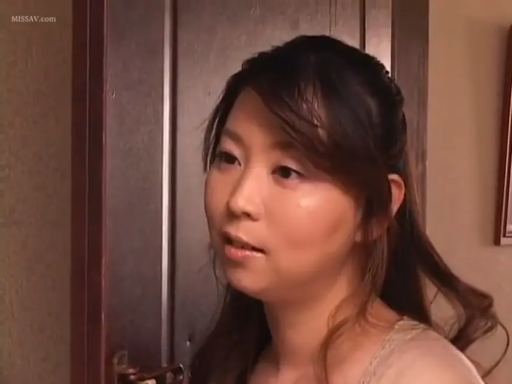 室内 · 顔部のクローズアップ · 站立 · 平静 · 注視 · ベージュの上着 · 半身像