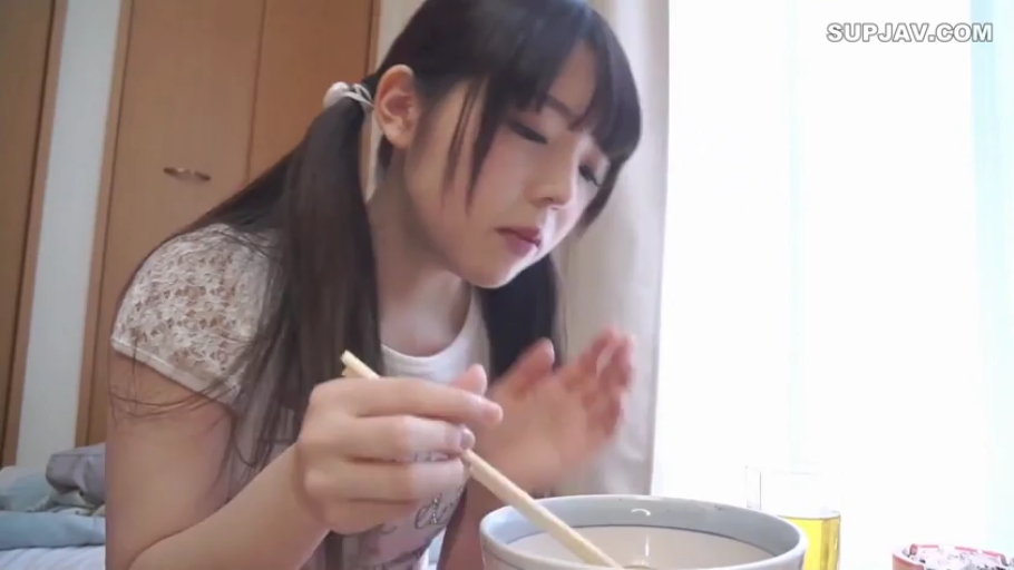 Sitting Posture · 专注 · Bedroom · Twin tails · 头部特写 · Eating · 碗筷 · White lace short sleeves