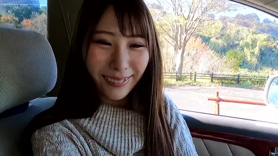 室内 · 坐姿 · 中景 · 沙发 · 微笑 · 交流 · 内衣 · 双人场景