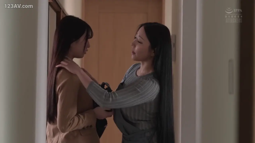 Serious · Stand · 职场女性 · Handbag · Corridor · Suit · 扶肩