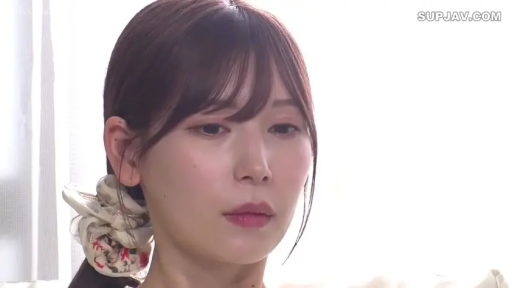 室内 · 坐姿 · 忧郁 · 脸部特写 · 便服 · 凝视 · 发圈 · 美女