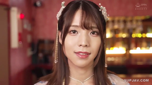 脸部特写 · 看向镜头 · 室内背景 · 温和微笑 · 正面对视 · 女性人像 · 装饰性上衣 · 珍珠发饰