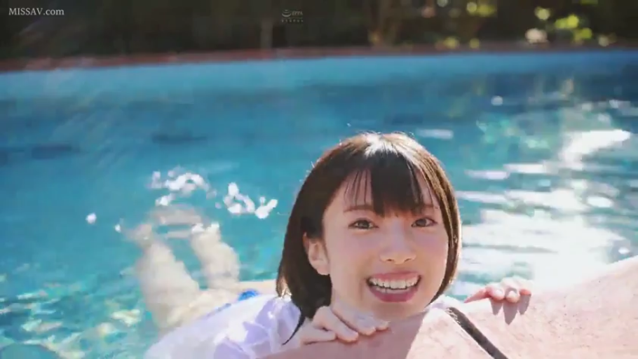 中景 · 开朗笑容 · 游泳池 · 湿透的白T恤 · 户外阳光 · 趴在池边 · 嬉水