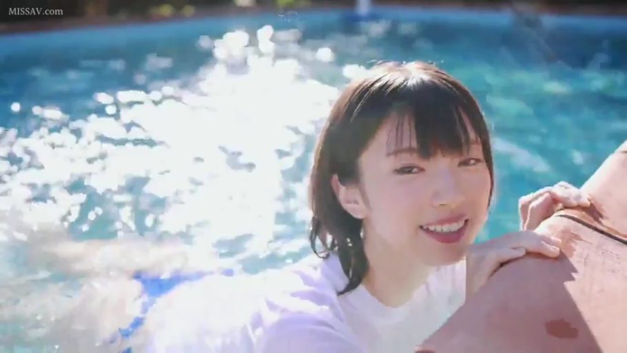 白色短袖 · 微笑 · 面部特写 · 户外游泳池 · 靠在池边 · 水中嬉戏 · 泳池边沿 · 清新湿身