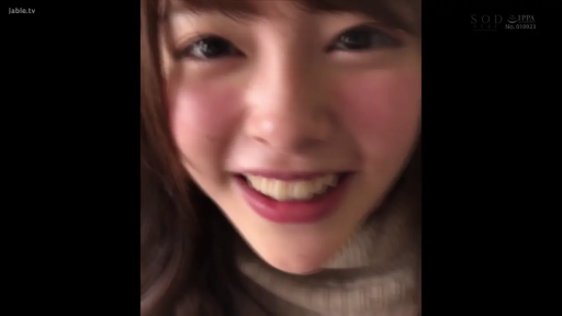 室内 · 微笑 · 面部大特写 · 米色高领毛衣 · 正视镜头 · 灿烂甜美 · 高清近景