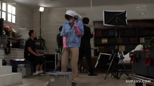 片场 · 真剣 · 站立 · 全景 · 水桶 · 多人 · 手袋 · 拖地