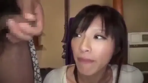 室内 · 坐姿 · 脸部 · 马赛克 · 休闲服 · 惊讶 · 吹箫