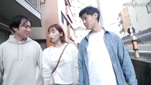 微笑 · 交流 · 街道 · 挎包 · 休闲服 · 三人 · 步行