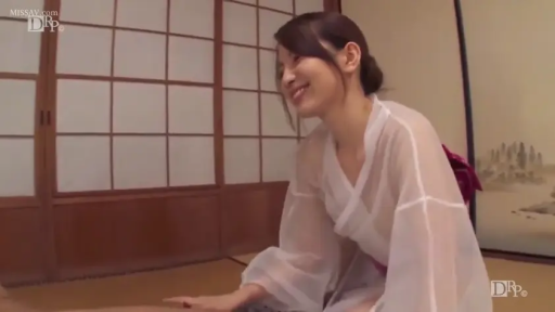 和室 · 微笑 · 跪姿 · 榻榻米 · 按摩 · 侧脸 · 日本 · 透视和服