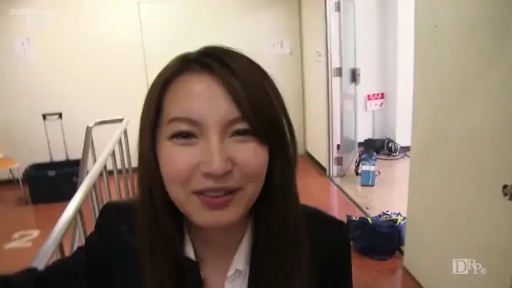 臉部特寫 · 站立 · 行李箱 · 微笑 · 職業裝 · 走廊 · 对视 · 长发