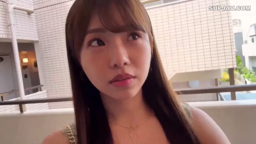 站立 · 平静 · 项链 · 面部特写 · 注视 · 吊带 · 阳台