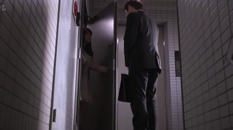 站立 · 开门 · 自然 · 剧情 · 远景 · 门口 · 连衣裙 · 公文包