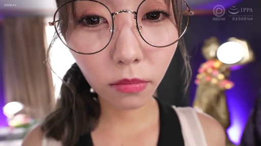 室内 · 面部特写 · 白色吊带背心 · 被捏住双颊 · 搞怪展示 · 嘟嘴表情 · 大圆框眼镜 · 人像近景