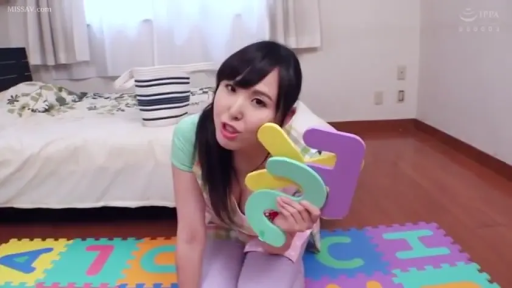 卧室 · 中景 · 跪姿 · 居家 · 浅色T恤 · 手持道具 · 张嘴说话 · 彩色地垫