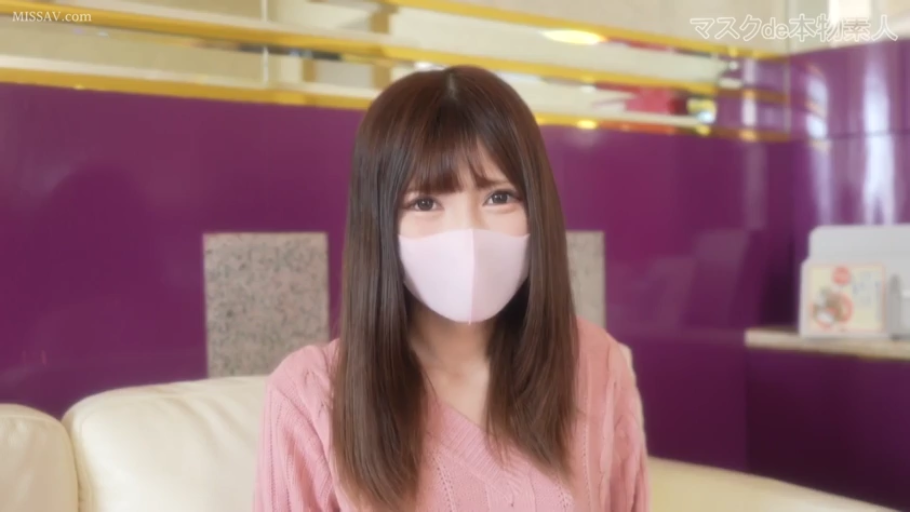 室内 · 顔のクローズアップ · 正坐 · 凝視 · ピンクのセーター · 笑眼