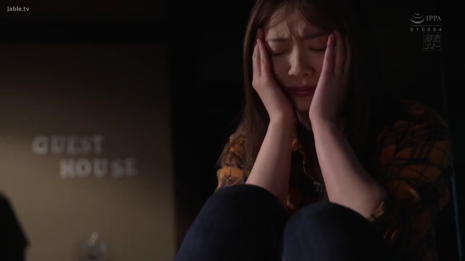 格子衬衫 · 室内 · 坐姿 · 面部特写 · 痛苦 · 长发 · 捂脸哭泣