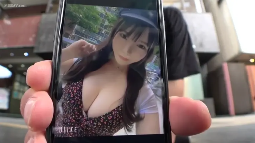 胸部特写 · 巨乳 · 诱惑 · 手机 · 户外街道 · 低胸碎花上衣 · 侧身俯拍 · 展示手机照片