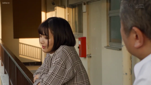 微笑 · 走廊 · 聊天 · 栏杆 · 短发 · 侧脸 · 格纹外套 · 靠在栏杆