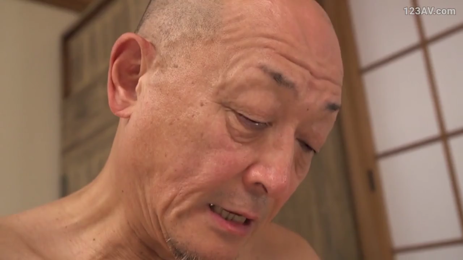 低头 · 全裸 · 张口 · 面部特写 · 痛苦 · 室内和室 · 老年男性