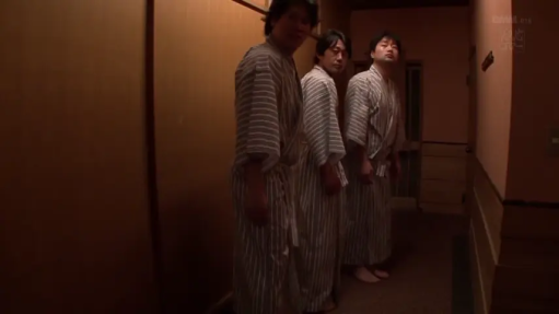 性交 · 胸部 · 专注 · 卧室 · 字幕 · 台灯 · 跨坐 · 半裸