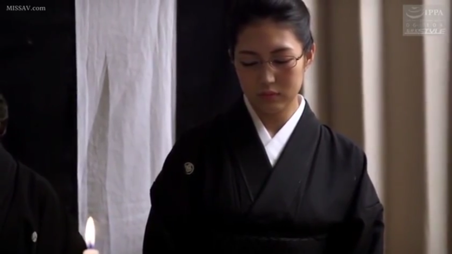 性交 · 胸部 · 露乳 · 愉悦 · 仰卧 · 白色绒毛衣 · 地板