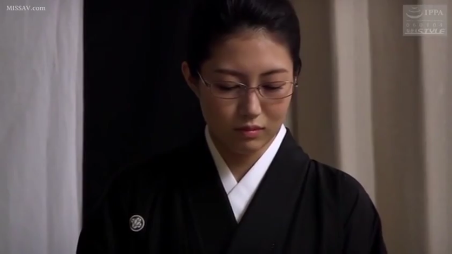 室内 · 严肃 · 低头 · 眼镜 · 站立 · 头部特写 · 和服