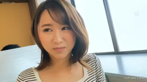 脸部 · 办公室 · 站立 · 注视 · 条纹衫 · 窗户 · 嫌弃