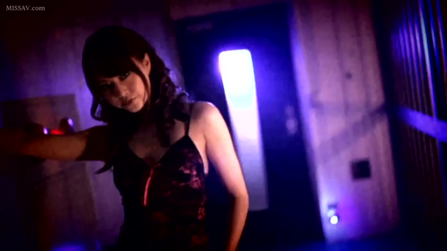 室内 · 站立 · 注视 · 诱惑 · 紫色灯光 · 半身照 · 黑色吊带蕾丝内衣