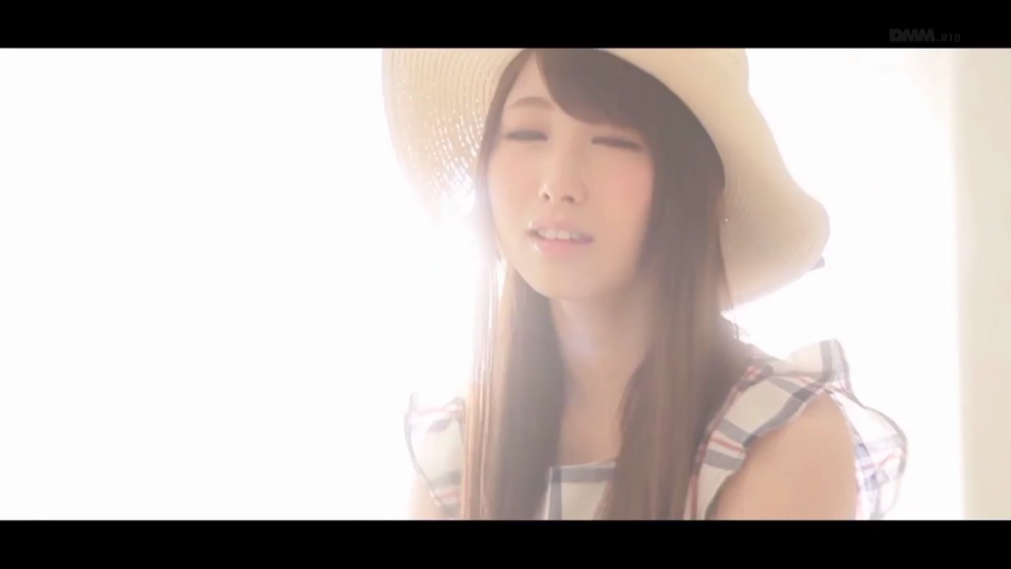 室内 · 脸部特写 · 迷离 · 凝视 · 长发 · 正面 · 草帽 · 格纹无袖上衣