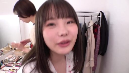 Close-up of the face · 自然 · White top · Gaze · 日常 · clothes hanger · Dressing Room · 凑近镜头