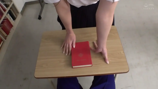 面部 · 教室 · 微笑 · 黑板 · 腼腆 · 日系校服 · 低头坐姿 · 清纯制服