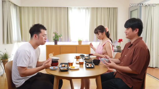 坐姿 · 自然 · 餐厅 · 进食 · 碗筷 · 裸体围裙