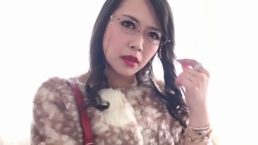 室内 · 眼镜 · 脸部特写 · 熟女 · 正面 · 撩发 · 冷艳 · 毛绒外套