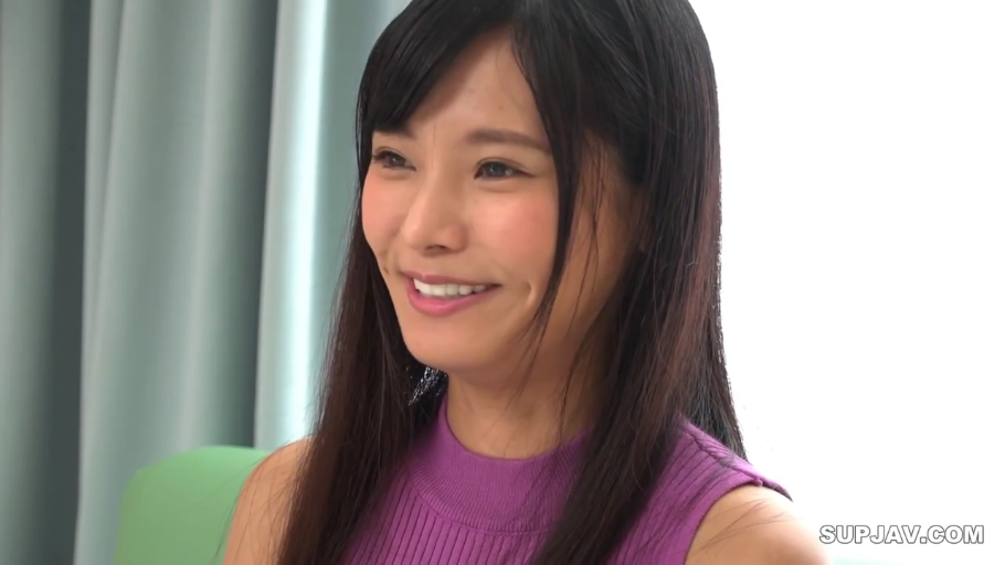 室内 · 坐姿 · 微笑 · 面部特写 · 交流 · 长发 · 紫色无袖针织衫