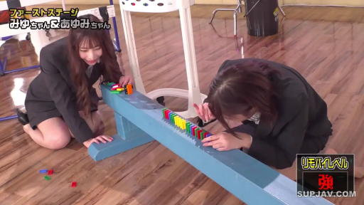 室内 · 专注 · 全景 · 跪姿 · 多人 · 职业制服 · 多米诺骨牌 · 摆放骨牌