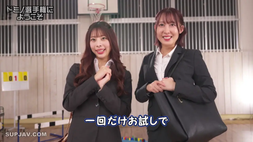 站立 · 中景 · 微笑 · 职业装 · 对视 · 挎包 · 两人 · 体育馆