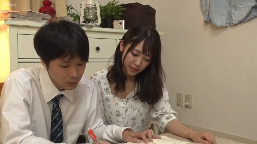 室内 · 眼镜 · 站立 · 微笑 · 面部特写 · 注视 · 白色开衫 · 清纯