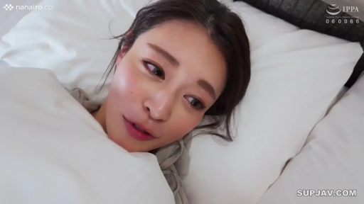 Bedroom · 平静 · pillow · 面部特写 · Gaze · 清纯 · Side-lying · 被子