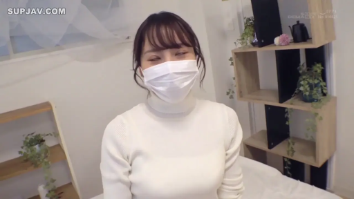 室内 · 半身 · 注视 · 口罩 · 亚洲女性 · 戴口罩 · 正对镜头 · 白色高领毛衣