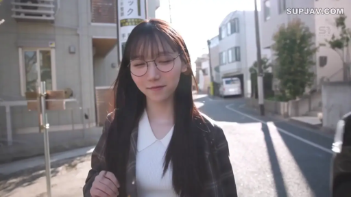 格子外套 · 眼镜 · 微笑 · 行走 · 走路 · 街拍 · 室外街道