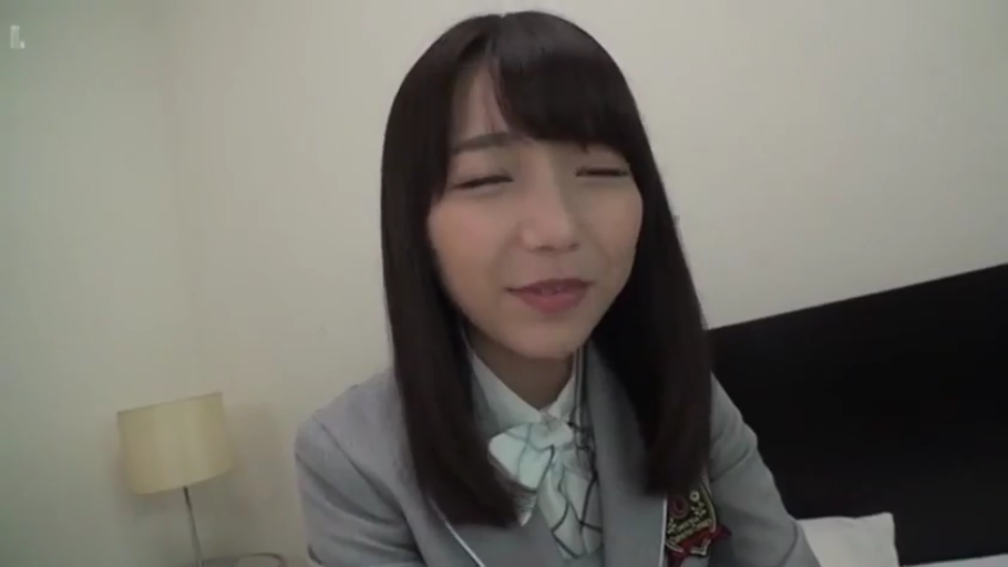 坐姿 · 脸部 · 卧室 · 微笑 · 谈话 · 床头灯 · 灰色校服 · 黑直发