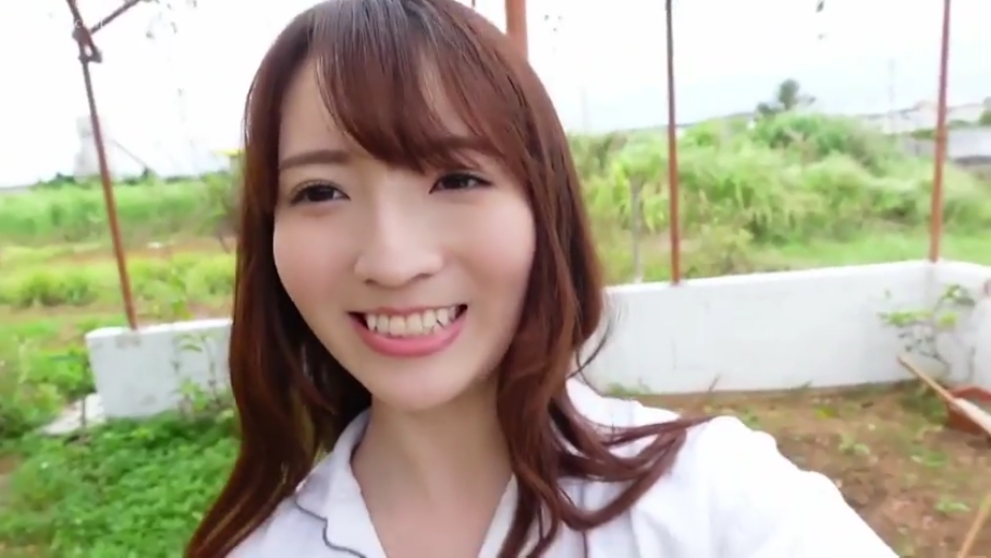 站立 · 微笑 · 白色衬衫 · 特写 · 清纯 · 录影 · 郊外