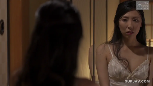 室内 · 忧郁 · 站立 · 半身 · 白色蕾丝吊带 · 镜子 · 镜像 · 凝视镜中