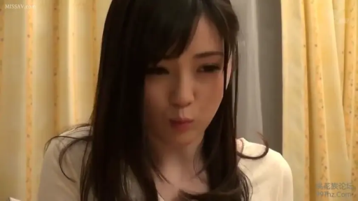 室内 · 坐姿 · 专注 · 面部特写 · 白色上衣 · 含物