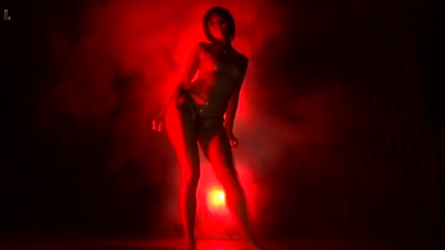 室内 · 全身 · 站姿 · 丁字裤 · 模糊 · 红色灯光 · 跳舞 · 烟雾