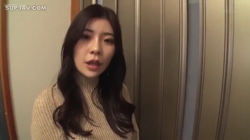 站立 · 自然 · 半身特写 · 交流 · 长发 · 米色针织衫 · 室内门口 · 折叠门